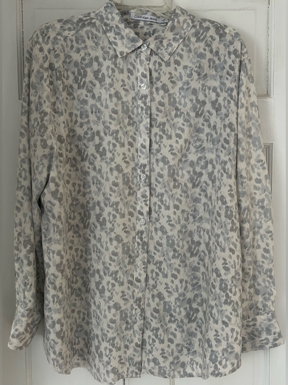 Calvin Klein Jeans XL Button Front Blouse Soft Gray Abstract Print